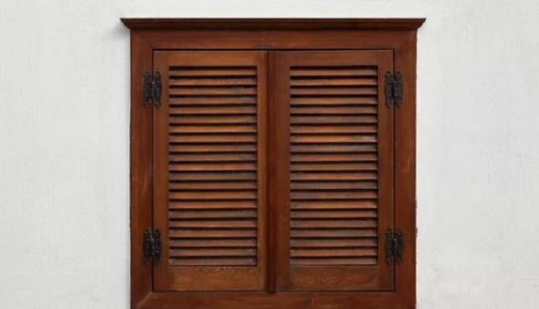 Tricks to clean the wooden doors and windows