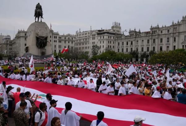 Hundreds march for peace in Peru with the support of Boluarte