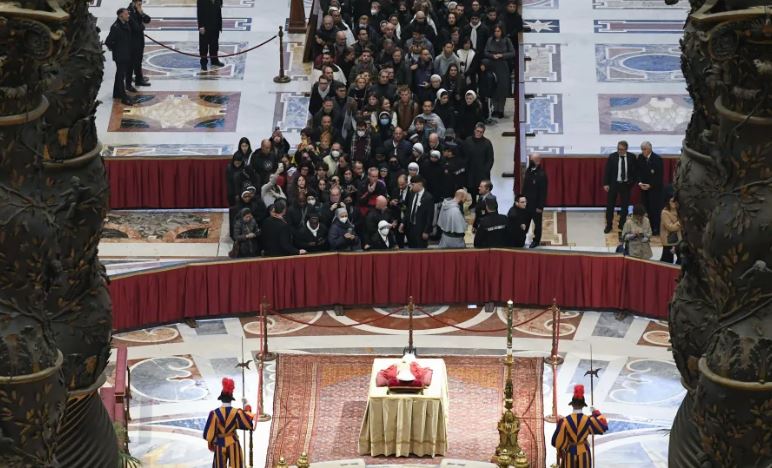 The funeral chapel of Benedict XVI opens for the second day pending the funeral