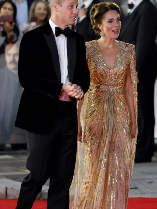 Ivanka Trump wears the same dress worn by Kate Middleton 2 Kate Middleton and Prince William parading down the red carpet at the film's London premiere in late September 2021