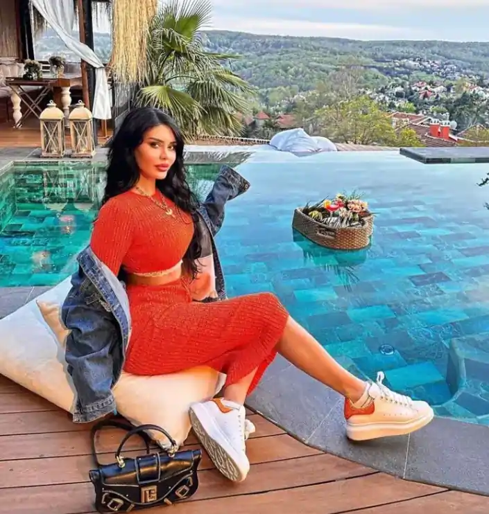 Ebru Polat's Age-Defying Beauty Secrets Revealed! 3 Ebru Polat