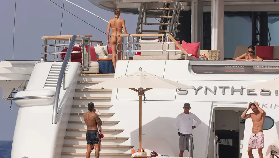 Lewis Hamilton's Drastic Decision: Annoyed with Shakira! 2 Lewis Hamilton watches Jenny Stray (Grosbygroup)