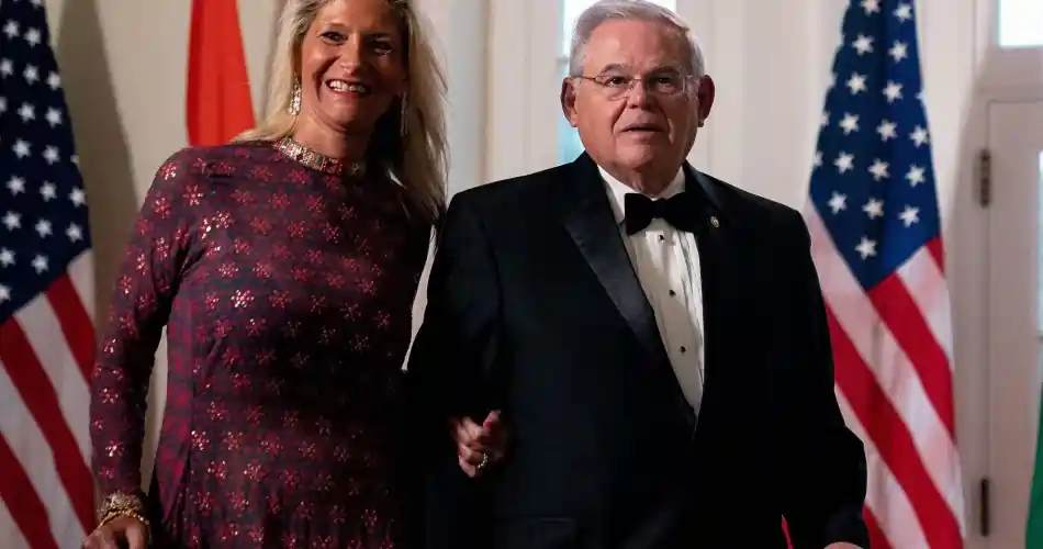 More than $480,000 dollars and gold bullion found in Senator Bob Menendez and his wife's home 1 Senator Bob Menendez and his wife Nadine