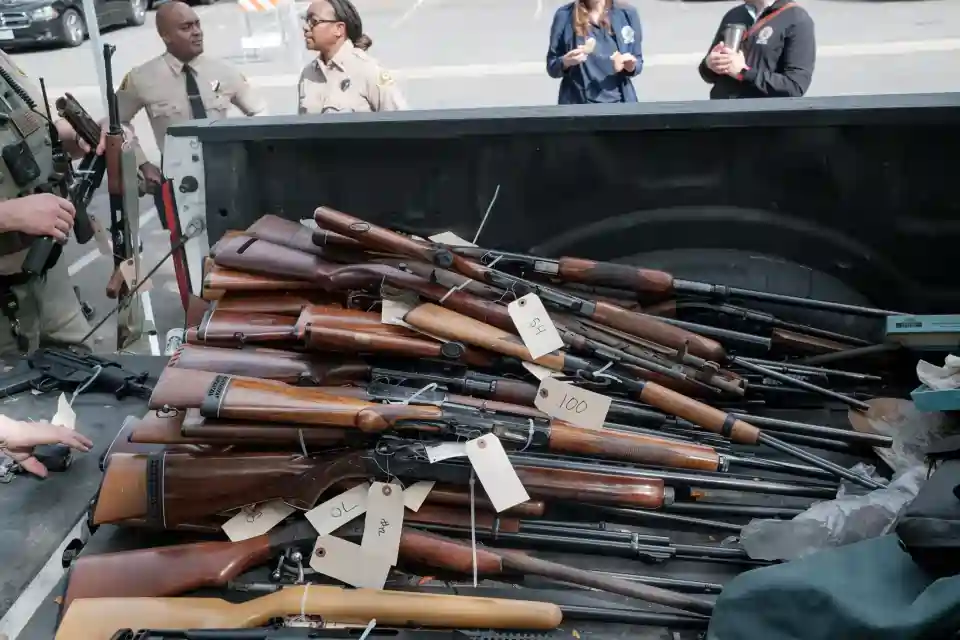 Les autorités du comté de Los Angeles ont échangé de l’argent contre 142 armes de poing et fusils.