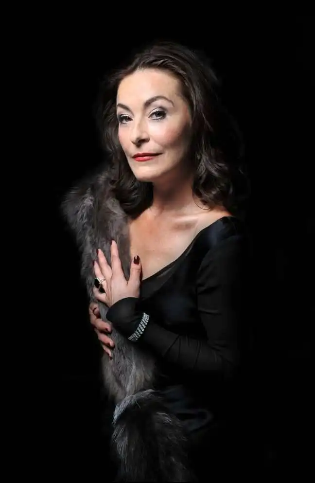 Amanda Donohoe Photos