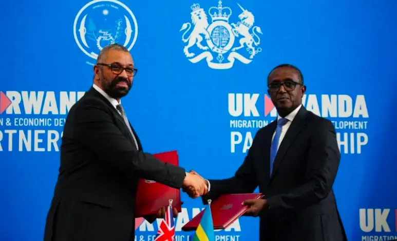 Ministers James Cleverly (left) and Vincent Biruta shake hands during the signing ceremony of the British-Rwandan treaty, on December 5, 2023 in Kigali (Ben Birchall)