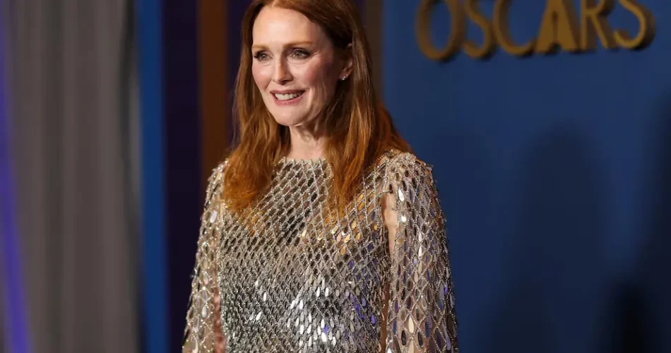 Julianne Moore’s Perfect Day Yoga, Coffee, And Family Time(02)